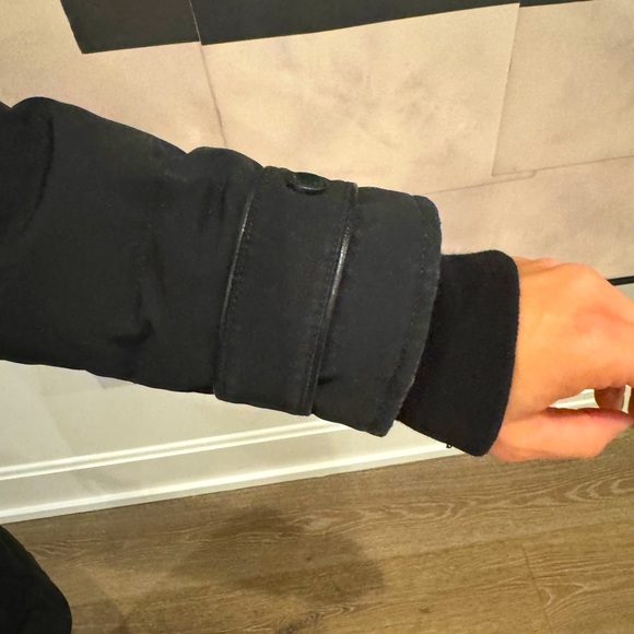 Woman’s Canada Goose Jacket - Picture 4 of 6